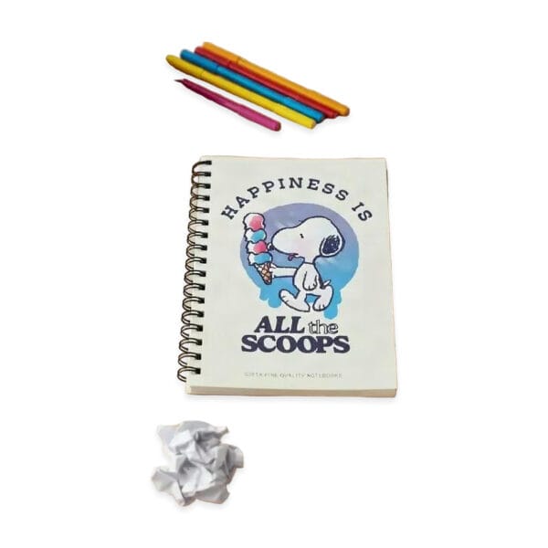 Snoopy SP A6 çizgili defterin karton kapak yakın duruşu ve sayfa kenarı